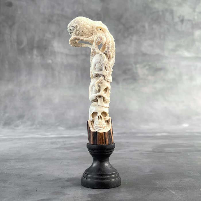 Kaiverrus, NO RESERVE PRICE - A Human Skull Octopus carving from Deer Antler on a stand - 16 cm - Puu, Hirvensarvi - 2024