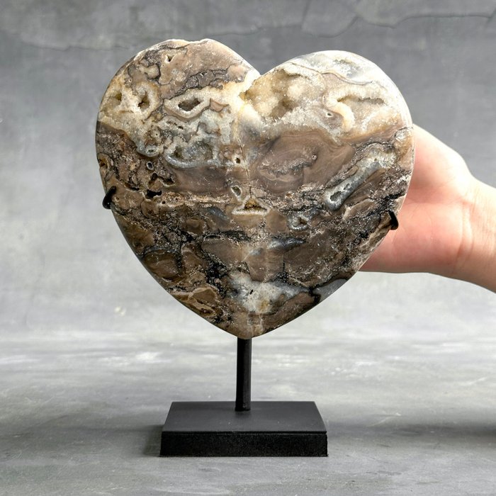 SIN PRECIO DE RESERVA - Maravilloso Cristal Cebra En forma de corazón sobre un soporte personalizado - Altura: 20 cm - Ancho: 14 cm- 1900 g - (1)