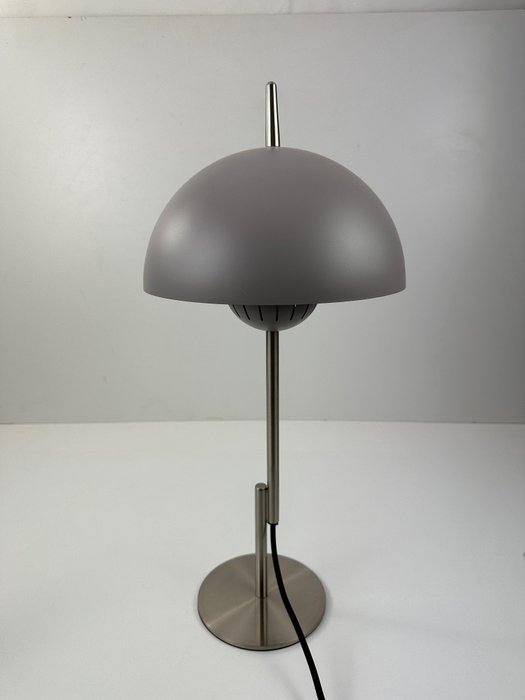 Leitmotiv - Bordslampa - Sfärisk topp - Metall