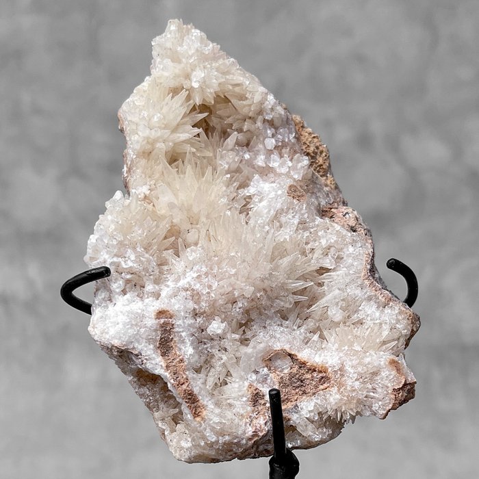 KEIN MINDESTPREIS - Wunderschöne Kristallgruppe auf einem maßgefertigten Ständer - Kristallcluster - Höhe: 18 cm - Breite: 8 cm- 900 g - (1)