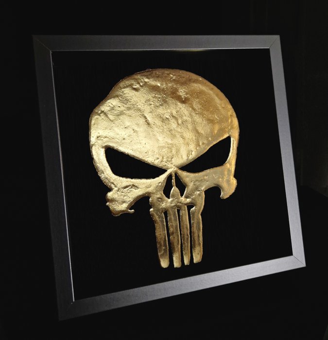 Sculpture, Rare 23ct gold Punisher skull - 25 cm - doré dans le cadre avec COA - 2019
