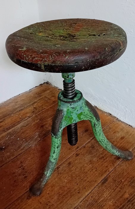 小凳子 - 鑄鐵和橡木