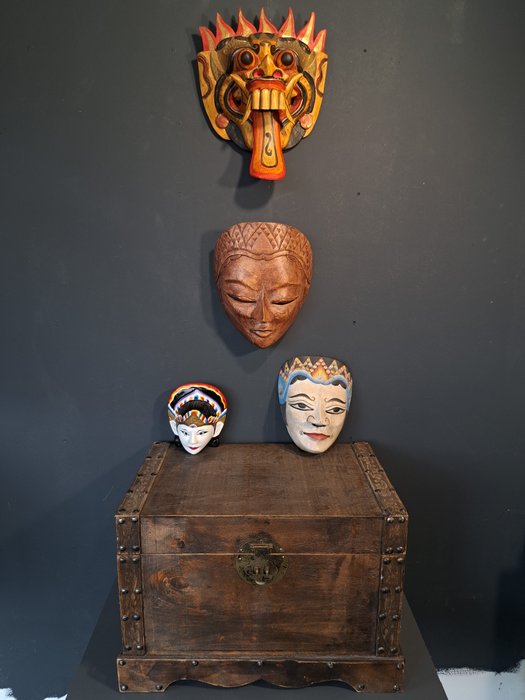 4 maskers en kist - Bali - Indonesië  (Zonder Minimumprijs)
