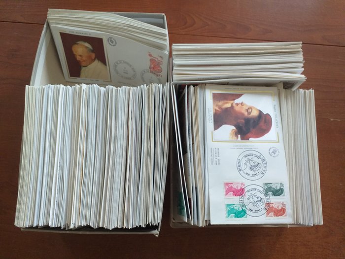 France 1965/1985 - a batch of more than 500 1st day envelopes, some doubles