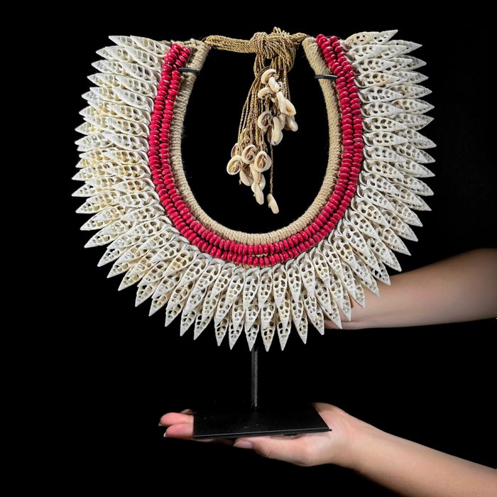 Ozdobny ornament - NO RESERVE PRICE - SN7 - Decorative shell necklace on a custom stand - Indonezja 