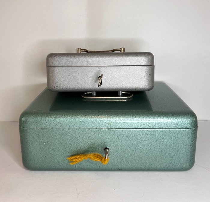 Vintage Cash Box with key - set of 2 (Grey and Green) - 钱箱 (2) - 铁（铸／锻）