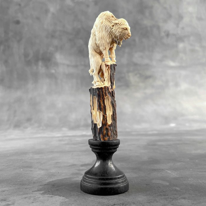 Schnitzerei, NO RESERVE PRICE - A Bison carving from  Deer Antler on a stand - 15 cm - Holz, Hirschgeweih - 2024