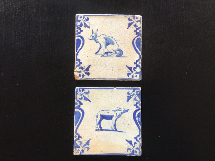 Fliese (2) - Tierplättchen, Hund und Schwein(?) - Antik - 1600–1650 