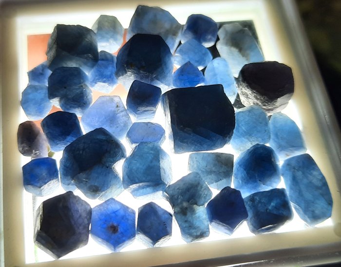 101 Karat – unbehandelter blauer Saphir roh- 20.2 g