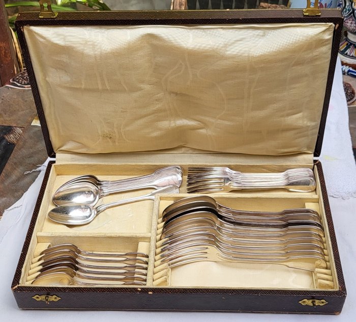 Partie de ménagère modèle Chinon & Filets dans un coffret rapporté - XIXe/XXe Siècle CHRISTOFLE - Dinner set (27) - Silver-plated