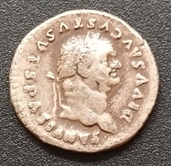 Romerska riket. Vespasian (AD 69-79). Denarius Rome, AD 80/1 - Shield inscribed SC mounted on column  (Utan reservationspris)