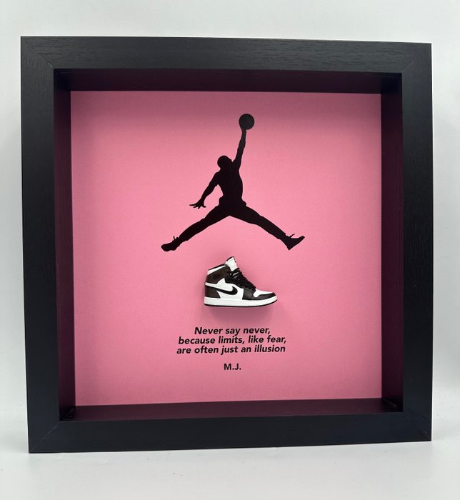 Rahmen (1) - Gerahmter Sneaker Air Jordan 1 Retro High Dark Mocha  - Holz