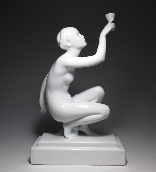 Herend - József Gondos (1909-1987) - Sculpture, Art Deco Lady with a chalice - 23 cm - Porcelain - 1945