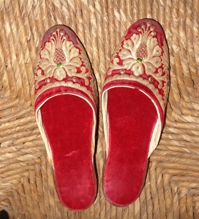 古代奥斯曼刺绣穆勒鞋 - 皮革、丝绸、金线和珠子 - 印度 - 20世纪初期至中期