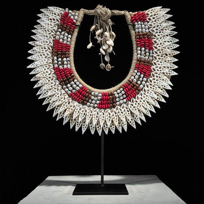Decoratief ornament (1) – – NO RESERVE PRICE – SN4 – Decorative Shell Necklace with custom stand – Schelpen, witte kralen, rode kralen en natuurlijke vezels – Indonesië