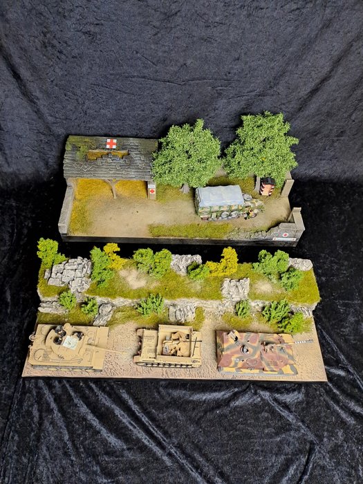 Brand Unknown - Miniatuur figuur - Dioramas x2 Red Cross and Mountain Side - Hars/polyester, Plastic
