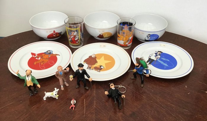 Tintin - 15 餐具、芥末玻璃、雕像、松树