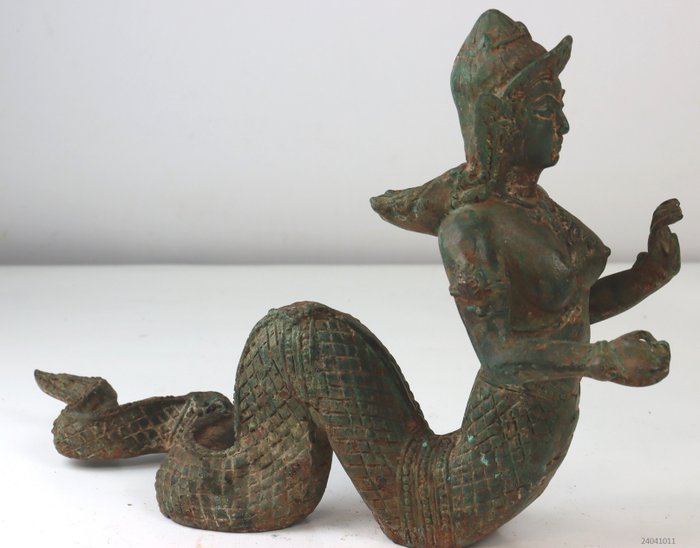 weibliche Gottheit mit Naga-Schwanzstatue - Thailand  (Ohne Mindestpreis)