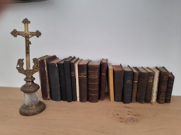 Religieuze en spirituele objecten (18) - brons - kristal - papier - 1860 - 1941