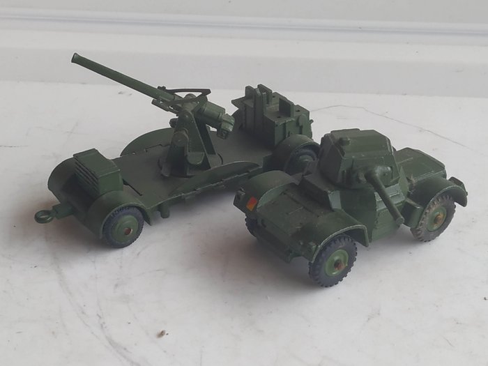 Dinky Toys 1:48 - 2 - Véhicule militaire miniature - Post-War First Original Issue New First Serie British Army Mint "Mobile Anti-Aircraft Gun on - n°161B - 1946/'48 & Voiture blindée "DAIMLER" de la British Army Mint n°670 - 1954