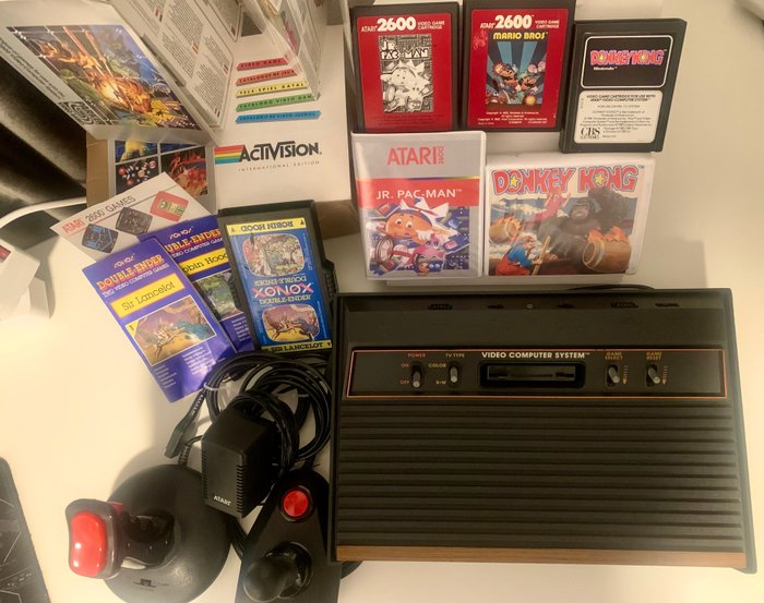 Atari 2600 Woody 4-switch including 2 Joysticks & 5 Epic Rare games (Mario Bros, Donkey Kong, Jr.Pac-man & - Videojáték-konzol + játékkészlet