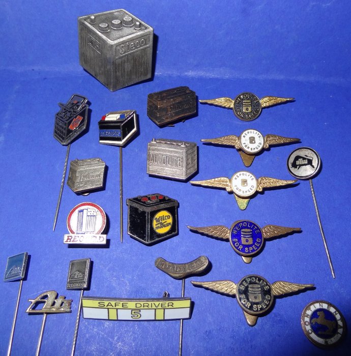 別針和翻領紐扣 Automobilia 20 件收藏品，包括電池 - 活塞等。 - n.v.t. - 1960
