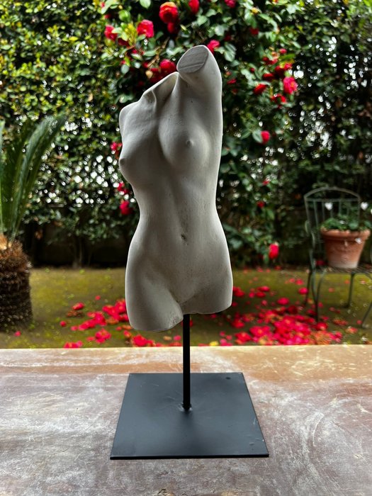 Escultura, Torso femminile - 37 cm - polvo de mármol