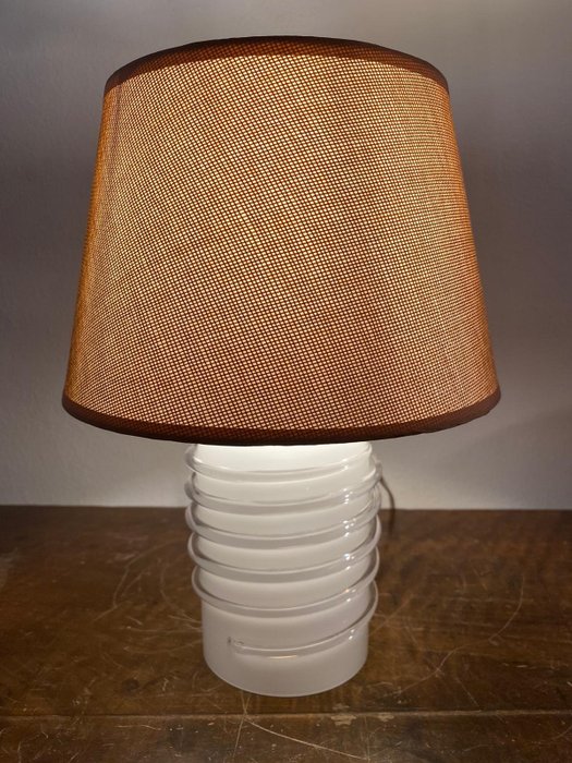 Bordslampa - Sockel i skiktat glansigt vitt glas