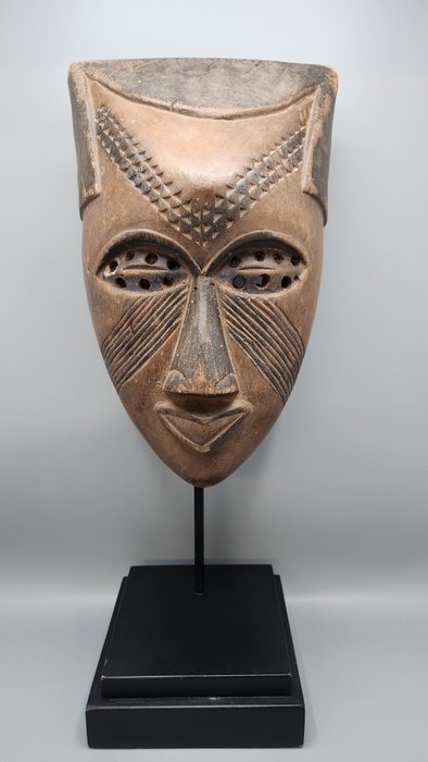 υπέροχη μάσκα - κούμπα - Κονγκό ΛΔΚ  (χωρίς τιμή ασφαλείας)