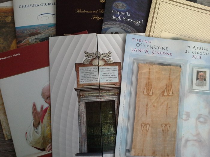 意大利共和国 1999/2017 - 8 个宗教主题文件夹，限量版，裹尸布展示，带金箔
