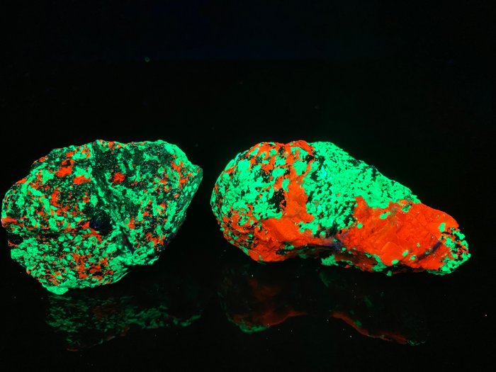 含有硅锌矿和方解石的超亮碎片。 萤光- 295 g - (2)