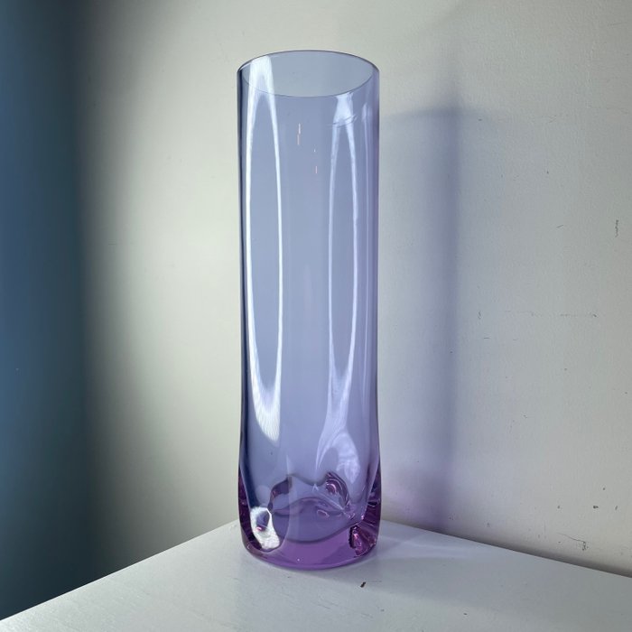 Vase (1) -  (H. 34.75 cm)  - Alexandrite/Neodymium Glass Glass