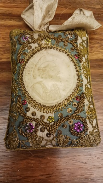 Pyhäinjäännös (1) - Antiikki - kangas, vaha - 1800-1850