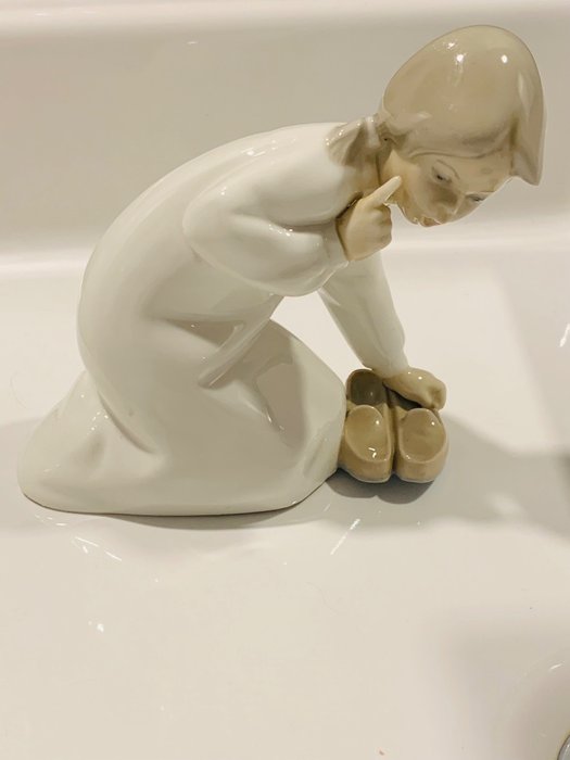 Lladró - Vincente Martinez - 小塑像 - Little girl with slippers - 瓷器