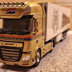 WSI 1:50 – 1 – Model vrachtwagen – DAF XF106 Super Space Cab – trekker met koeloplegger “Heisterkamp – Oldenzaal”