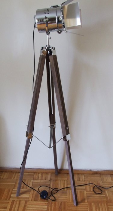 Dreibeinige Stehlampe - Legierung, Stativ-Stehleuchte - Theaterbeleuchtung - verchromtes Metall - Stehleuchte auf einem Holzstativ