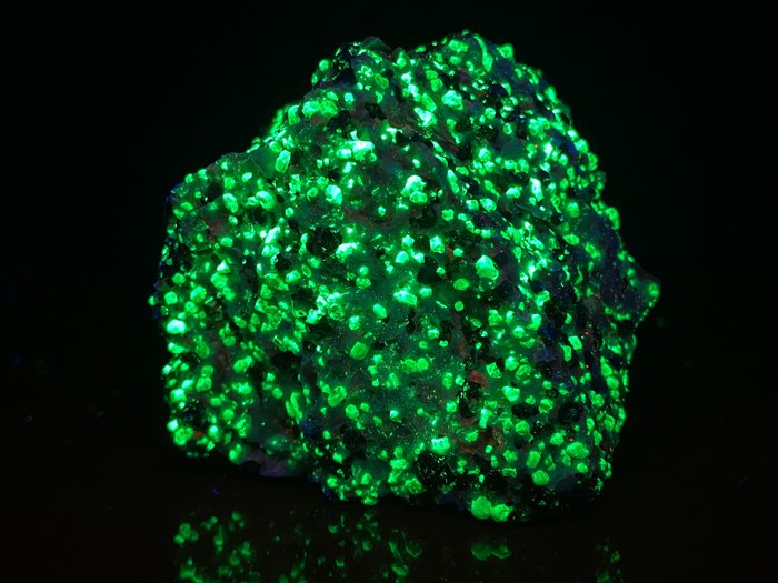 Superljusa willemitkristaller och franklinit i kalcit Fluorescent - Höjd: 5.5 cm - Bredd: 5.5 cm- 309 g - (1)