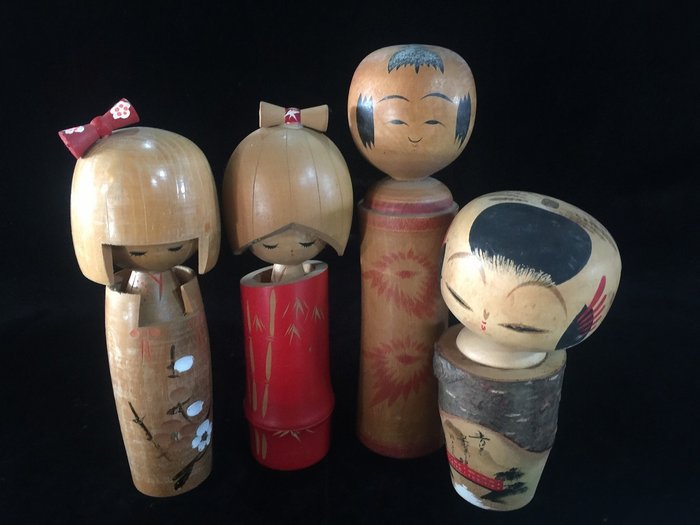 Zestaw 4 sztuk / japońska drewniana lalka Kokeshi (wys. 14-21 cm) - Drewno - Signed - Japonia - Shōwa period (1926-1989)