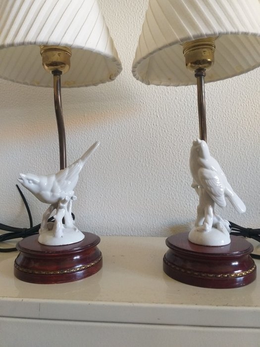 Lámpara (2) - cobre, madera, porcelana. 2 lámparas de noche con 2 pájaros de porcelana