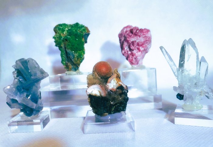 Kollektion 5 Mini-Super-Top – auf Sockel. Kristalle auf Muttergestein- 300 g - (5)