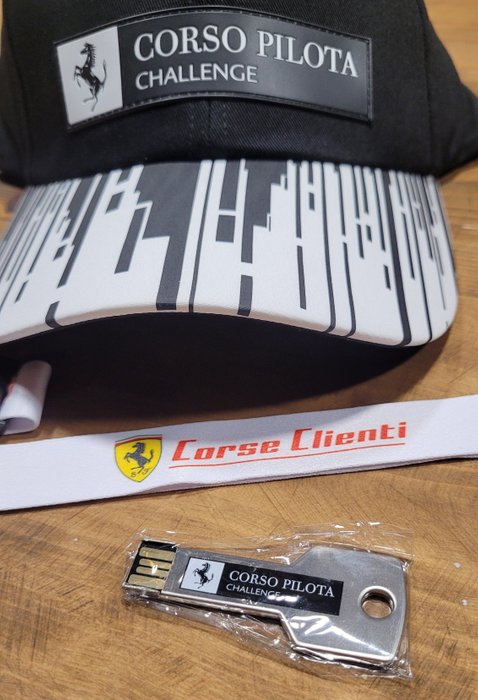 带遮阳帽 - Ferrari - Usb y gorra Ferrari Corso Pilota Challenge