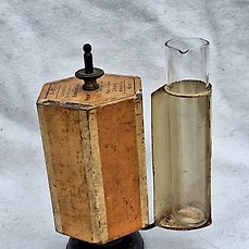 Skala ( nach J. König ) colorimetrische Bestimmung des Ammoniaks – Colorimeter (1) – Metaal en glas – 1900-1910