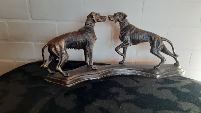 Skulptur, Twee jachthonden besnuffelen elkander, Art Deco - 50 cm - Gusseisen