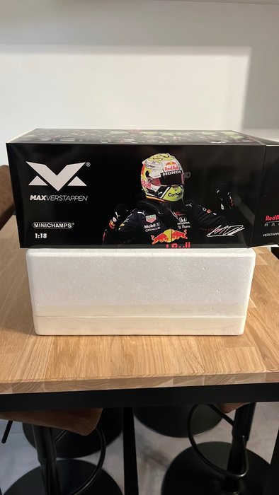 Minichamps 1:18 - Rennwagenmodell - Red Bull RB16b Styrian and Austrian GP 2021