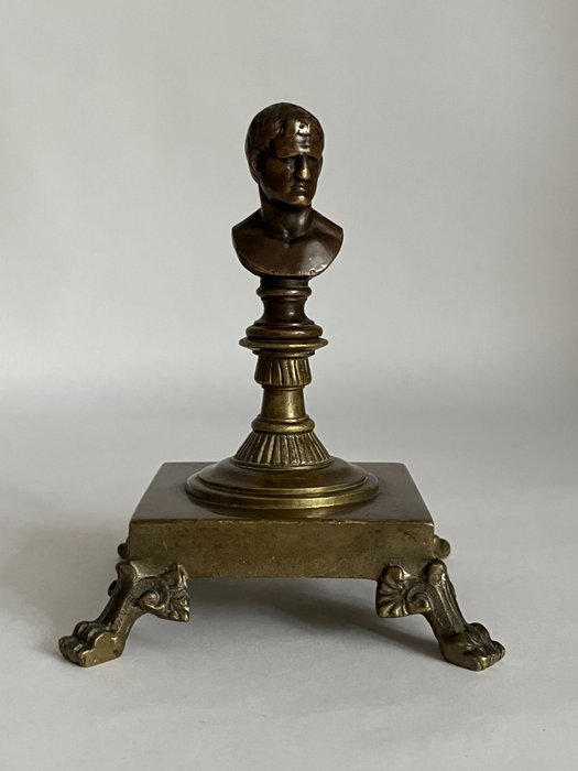 Figurine - Bust of Napoleon as Caesar, mounted on a pedestal - Bronze