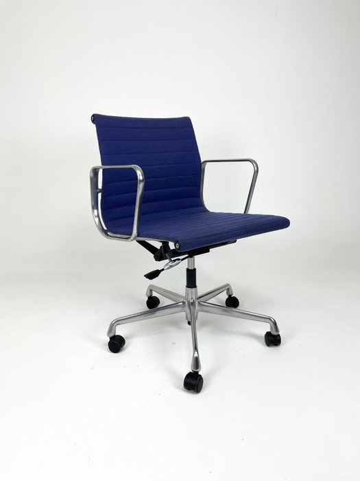 Vitra - Charles & Ray Eames - 椅子 (1) - EA118 - 纺织品, 铝