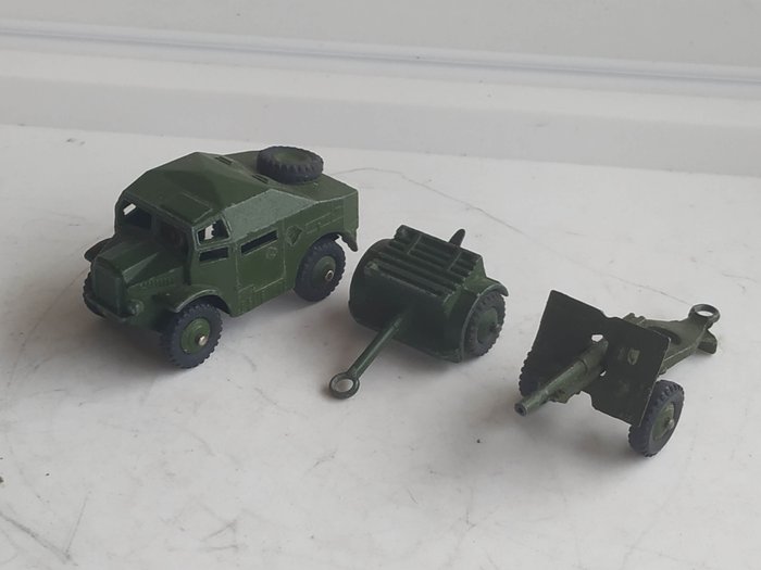 Dinky Toys 1:48 - 3 - Militärfahrzeugmodell - Original Issue - First Serie Mint Military Gift Set no. 697 - "MORRIS" Field Artillery Tractor - Nr. 686 & 1957
