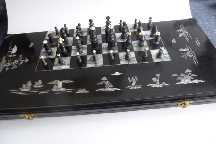 Handmade - Sjakk sett - laget av bøffelhorn og perlemor