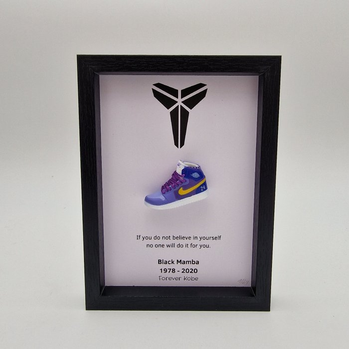 Rahmen (1) - Mini-Sneaker „Kobe Bryant AJ1 lila“ gerahmt  - Holz