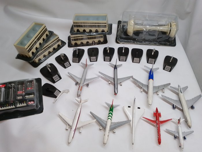Modellino di aereo - Nine airplane models and six airport equipment models